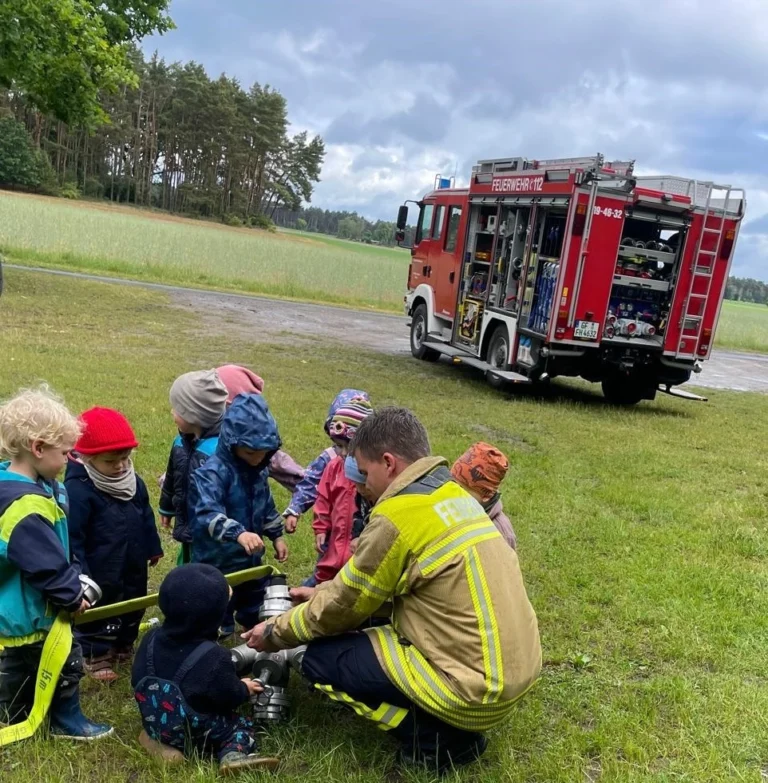 Die Feuerwehr besucht die Zwergen